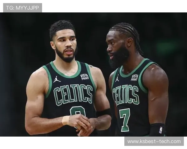 老鹰队与凯尔特人激战正酣 双方全力争夺东部季后赛席位 老鹰队与凯尔特人激战正酣 双方全力争夺东部季后赛席位