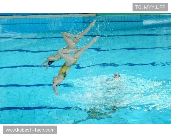 从高空跃入水花之间探秘跳水运动员的力量与优雅之美
